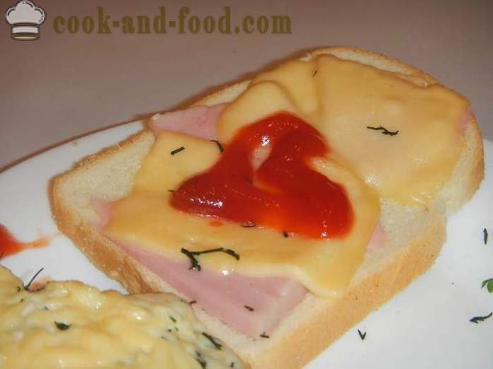 Simple recipes for hot sandwiches with cheese and sausage in haste