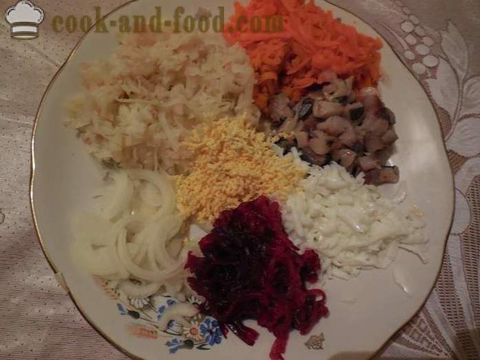 Delicious salad in the Year of the Monkey Fur Coat - how to decorate traditional salads on the new 2016 (recipe with photo).