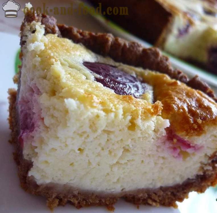 Simple recipe: Cheesecake in a home or cottage cheese cake with plums and chocolate