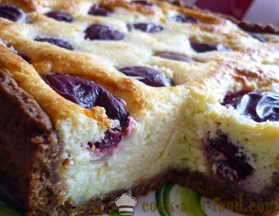 Simple recipe: Cheesecake in a home or cottage cheese cake with plums and chocolate