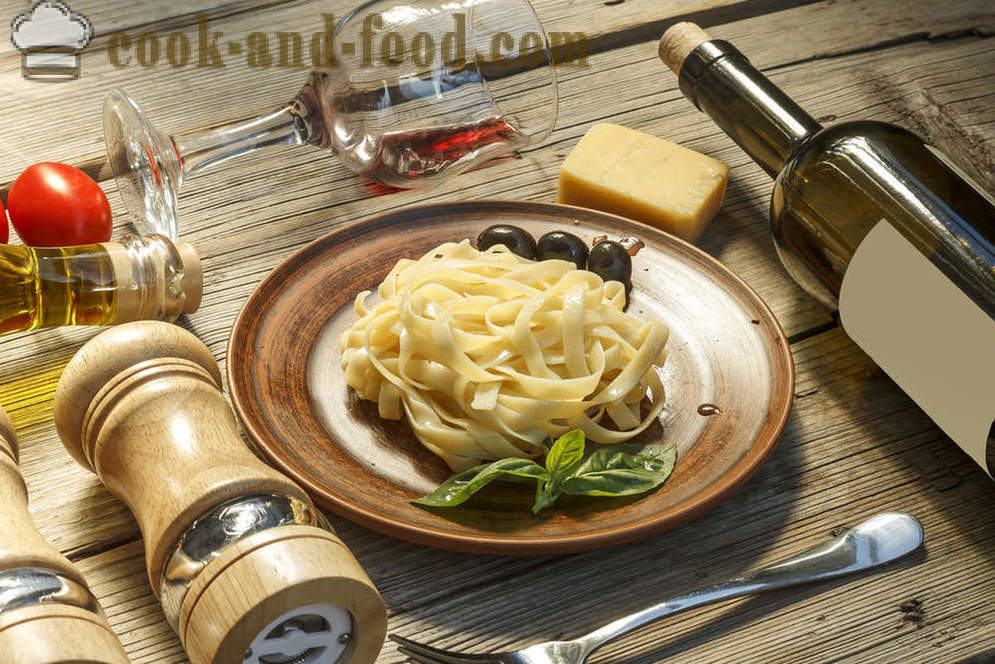 Italian cuisine: pasta carbonara three recipes with cream