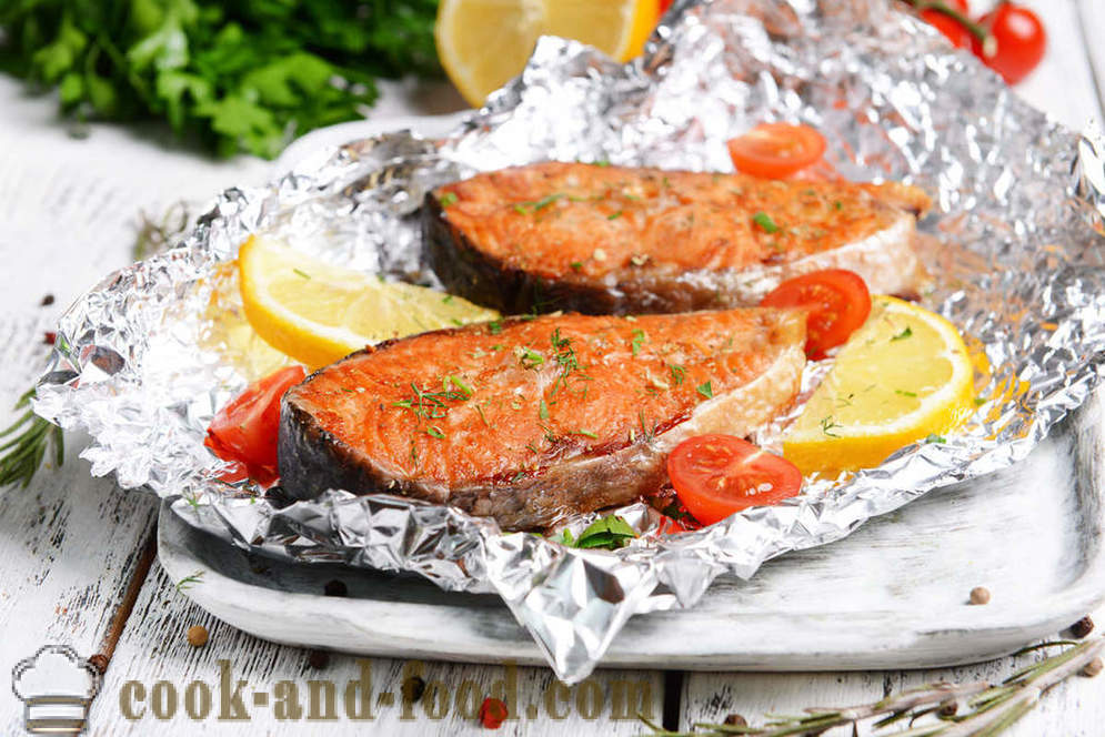 Pink salmon baked in the oven: Ready in Russian and Italian