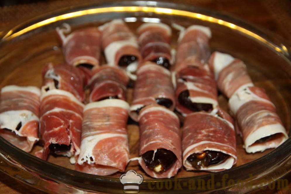 Devils on horseback gallop in the New Year's table - video recipes at home