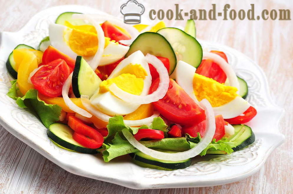 Serve at the table salad of tomatoes, cucumbers and eggs - video recipes at home